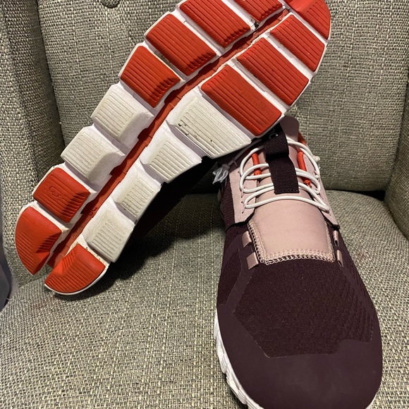 On Cloud Swiss Engineering Running/Walking Shoes
Mens US 12 - Picture 3 of 5